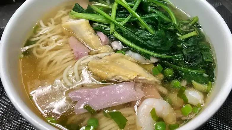 442. Noodles with Shrimp Chicken and Ham in Soup 三鮮湯麵